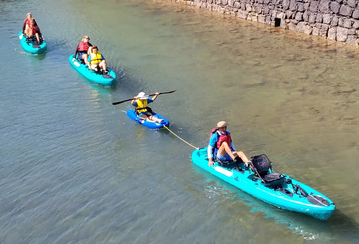 Familia disfrutando del kayak infantil remolcado en Arrecife
